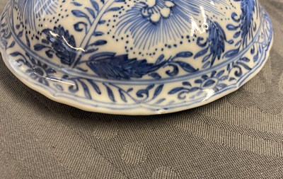 Een Chinese blauw-witte dekselbeker met floraal decor, Kangxi